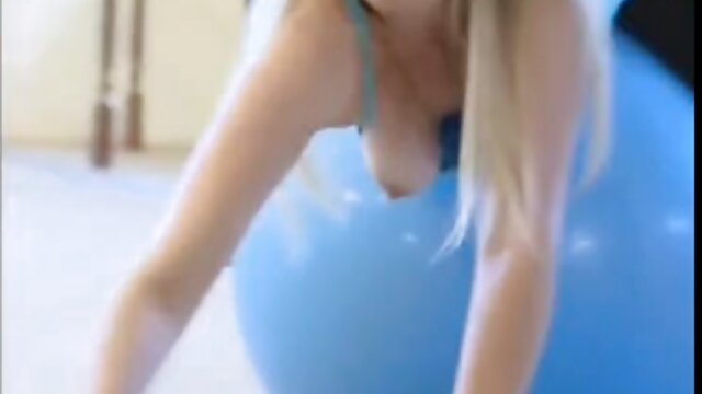 Καλύτερο πορνό :  Η εκπληκτικά καυτή γκόμενα ποζάρει γυμνή στην κάμερα Δωρεάν βίντεο κλιπ 
