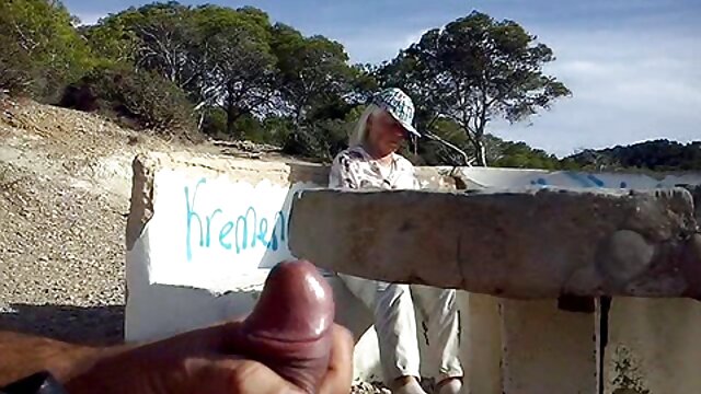 Καλύτερο πορνό :  Ο MILF παίζει με τον κόκορα του πρώην συμμαθητή του στην κάμερα δίπλα στην πισίνα Δωρεάν βίντεο κλιπ 