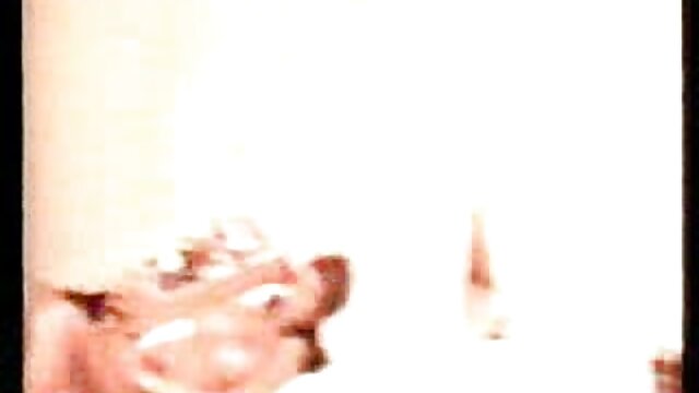 Καλύτερο πορνό :  Το μελαχρινό μωρό πιπιλάει και γαμάει τον κόκορα του ενώ κινηματογραφείται Δωρεάν βίντεο κλιπ 